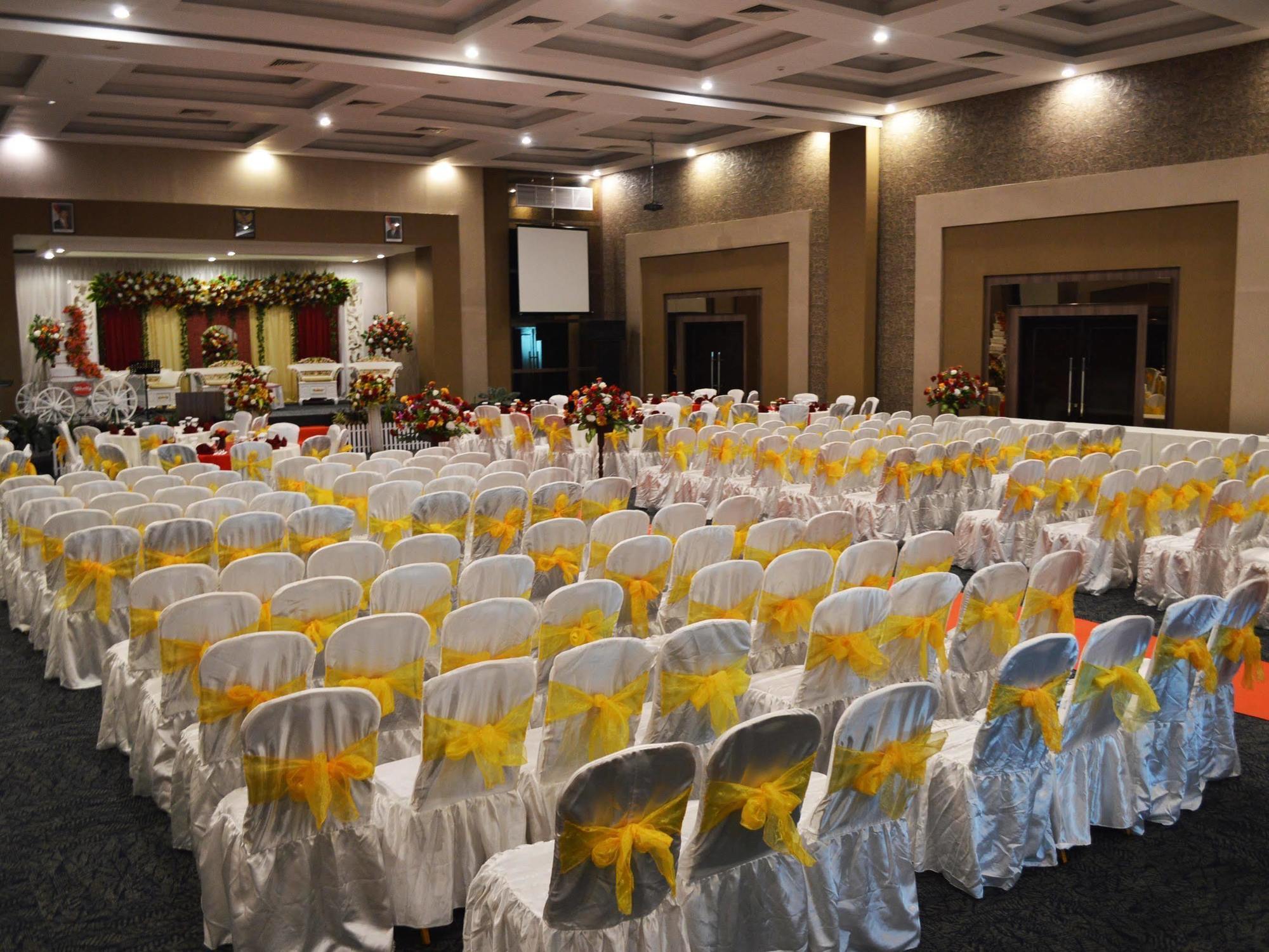Horison Hotel Pematang Siantar Exterior foto